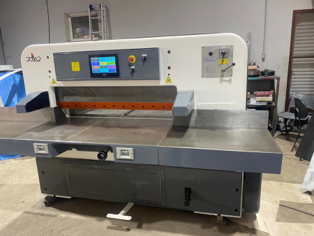 GUILHOTINA POLAR 1,15 M, DE BOCA, AUTOMÁTICA, TOTALMENTE REFORMADA EM 2026, PROGRAMAÇÃO NOVA, TELA TOUCH SCREEN, COLÇÃO DE AR , MESA LATERAL E CENTRAL , FOTOCÉLULA DE SEGURANÇA, FACA RESERVA ,FERRAMENTAS P/ MANUSEIO, VALOR R$ 140.000,00